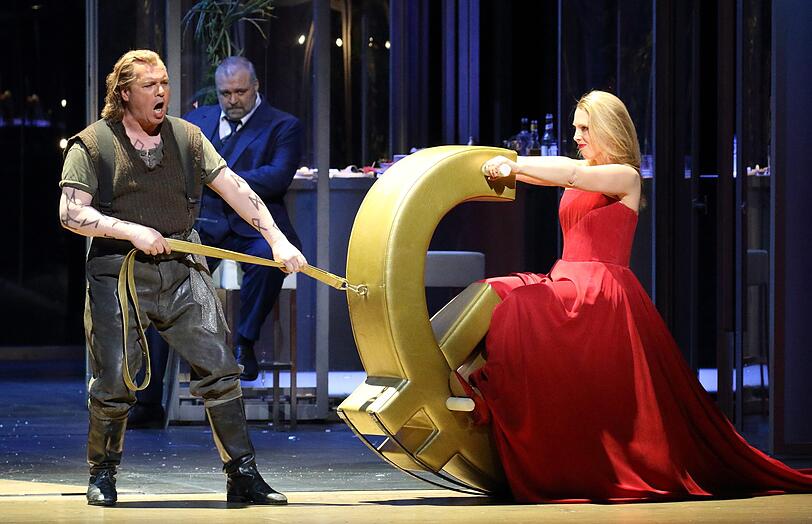 Ritt auf dem Euro in Wagners &bdquo;Götterdämmerung&ldquo;: Stefan Vinke als Siegfried mit Anna Gabler als Gutrune.