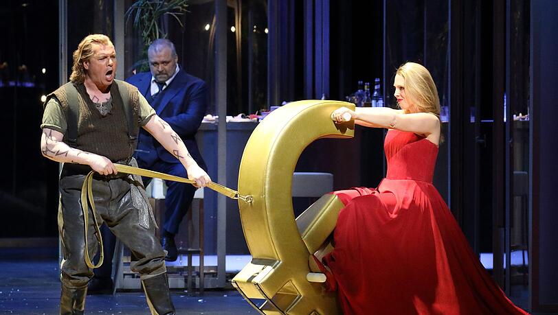 Ritt auf dem Euro in Wagners „Götterdämmerung“: Stefan Vinke als Siegfried mit Anna Gabler als Gutrune. Ritt auf dem Euro in Wagners „Götterdämmerung“: Stefan Vinke als Siegfried mit Anna Gabler als Gutrune.