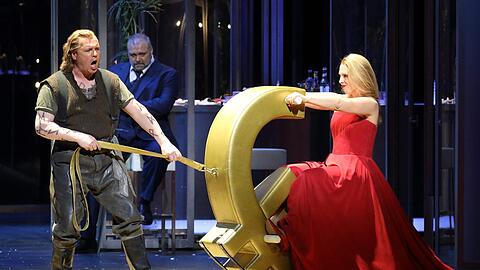 Ritt auf dem Euro in Wagners &bdquo;Götterdämmerung&ldquo;: Stefan Vinke als Siegfried mit Anna Gabler als Gutrune.