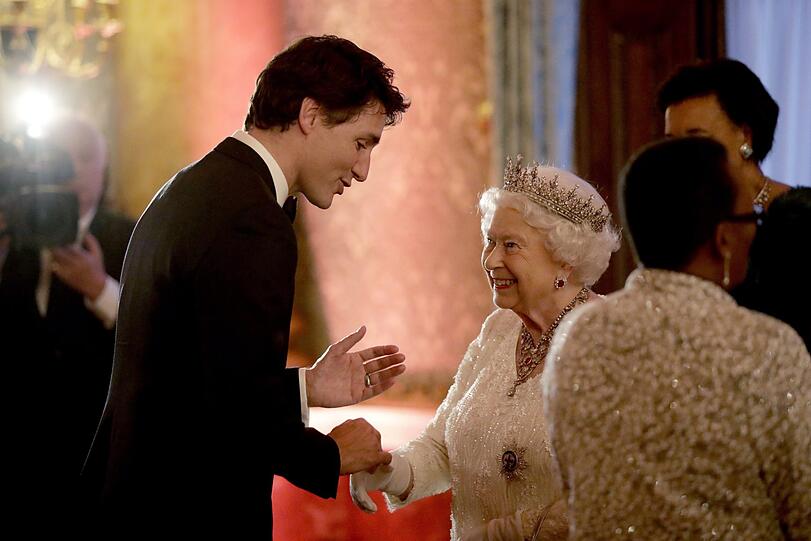 Die britische Königin Elizabeth II begrüßt Justin Trudeau, Premierminister von Kanada