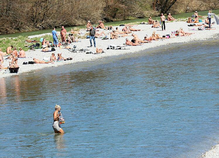 Ganz Mutige wagen sich sogar schon ins kalte Wasser.