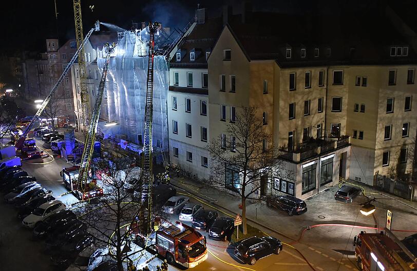 Bei dem nächtlichen Großbrand entsteht ein Millionenschaden. Die Feuerwehr war mit 120 Mann vor Ort - die Bilder.