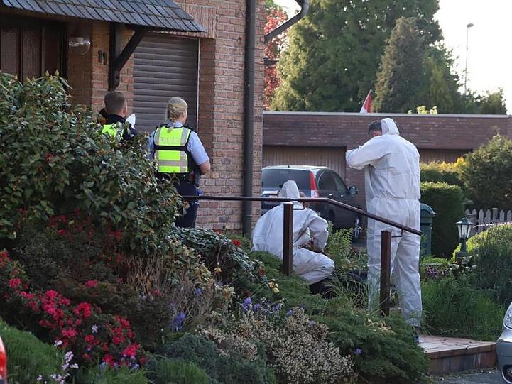 Polizeibeamte und die Spurensicherung stehen am Ort des Geschehens in Dormagen.