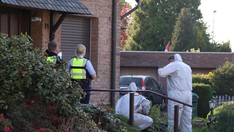 Polizeibeamte und die Spurensicherung stehen am Ort des Geschehens in Dormagen. Polizeibeamte und die Spurensicherung stehen am Ort des Geschehens in Dormagen.