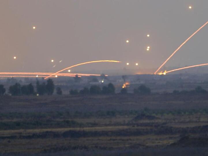 Pulverfass Nahost: Explosionen und Feuerspuren im Süden Syriens - von den unter israelischer Kontrolle stehenden Golanhöhen gesehen.