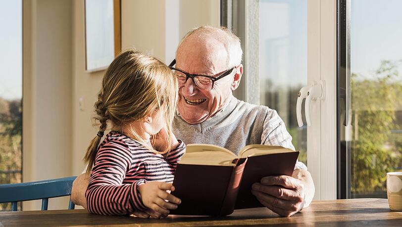 Vorlesen macht Freude, selbst wenn der Vorleser nicht der echte Opa und das Kind nicht die echte Enkelin ist.