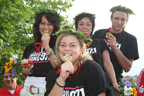 Holten Gold &ndash; und spendeten die so er-tretenen 5000 Euro an die Nürnberger Tafel: das Gong 97,1-Hörerteam bestehend aus Klaus Schmiedel, Monika Leubner (vorne), Claudia Bayer (re.) und Petra Stammler.