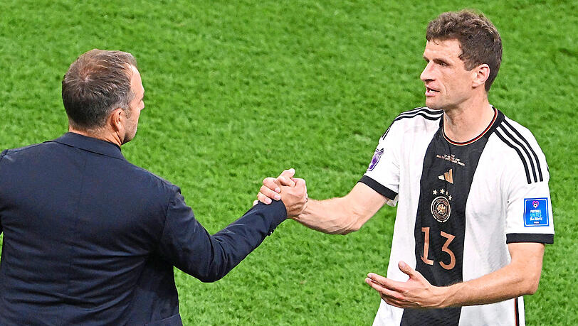 "Hansi Flick und ich verstehen uns sowohl sportlich als auch privat sehr gut", sagt der nachnominierte Thomas Müller (r.).  Foto: Robert Michael/dpa