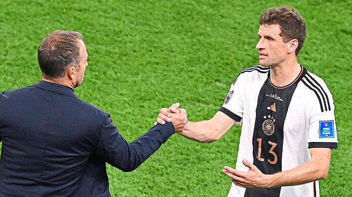 "Hansi Flick und ich verstehen uns sowohl sportlich als auch privat sehr gut", sagt der nachnominierte Thomas Müller (r.).  Foto: Robert Michael/dpa