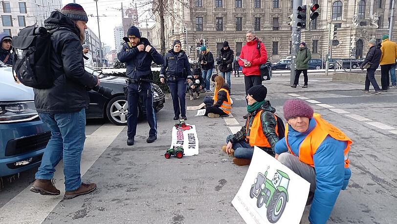 "Die Letzte Generation" blockierte am Mittwoch erneut die Sonnenstraße. Einige Aktivisten klebten sich wieder fest.