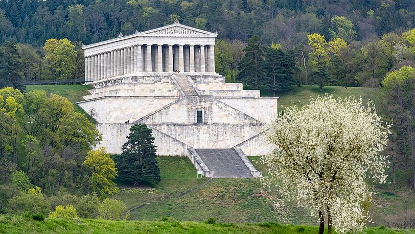 Der 32-Jährige ist an der Ostseite der Walhalla mehr als acht Meter in die Tiefe gefallen. (Archivbild)
