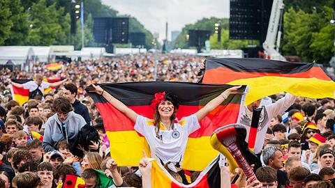 Dem Public Viewing in Deutschland steht auch bei sp&auml;ten WM-Spielen nichts im Wege. (Archivbild)