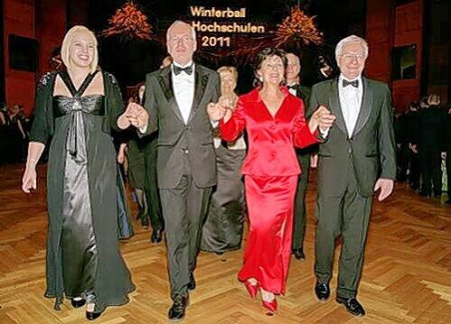 Uni-Rektor Karl-Dieter Grueske, Gattin Ingrid, Ohm-Hochschul-Präsident Michael Braun und seine charmante Begleitung (v. re.) eröffneten den Tanz.