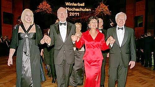 Uni-Rektor Karl-Dieter Grueske, Gattin Ingrid, Ohm-Hochschul-Präsident Michael Braun und seine charmante Begleitung (v. re.) eröffneten den Tanz. Uni-Rektor Karl-Dieter Grueske, Gattin Ingrid, Ohm-Hochschul-Präsident Michael Braun und seine charmante Begleitung (v. re.) eröffneten den Tanz.