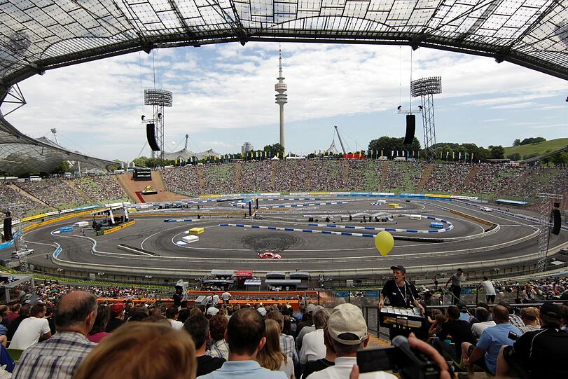 Ungewohntes Ambiente für Fahrer und Besucher: Ein Autorennen im knappen Rund des Olympiastadions von München.