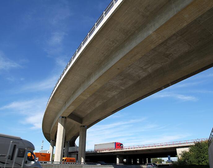 Dreifach-Sandwich: Unten die A92, darüber die A9 und ganz oben der Overfly &ndash; die neue Auffahrt für Autofahrer, die vom Flughafen kommen.