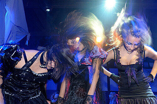 Gothic-Time: Diese drei Ladies lassen es in ihrer Halloween-Verkleidung richt krachen.