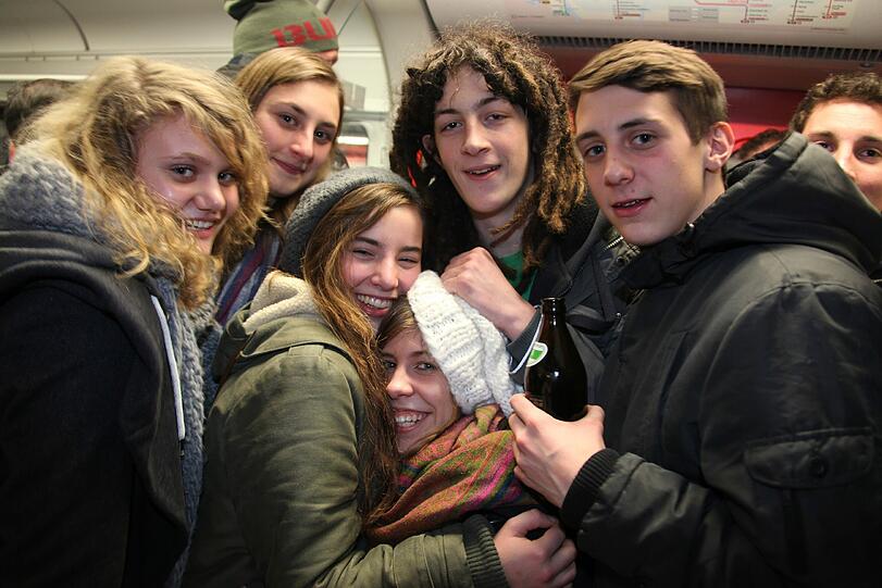 Bei dem über Facebook organisierten "Abschiedstrinken" in der Münchner S-Bahn haben rund 2.000 Menschen beim Feiern für erhebliche Sachbeschädigungen gesorgt.