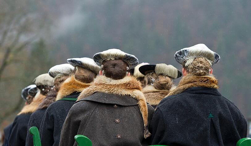 Die Fahrten zu Ehren des heiligen Leonhard von Limoges finden seit ueber 350 Jahren statt. In Bayern gilt der Heilige als Beschuetzer des Viehs und als Patron von Pferd und Reiter. Die Bilder.