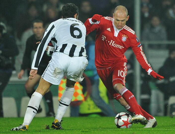 So war's am 9. Dezember 2009: Arjen Robben (r) im Zweikampf mit Juves Fabio Grosso. Am Ende gewann der FC Bayern München in Turin mit 4:1.