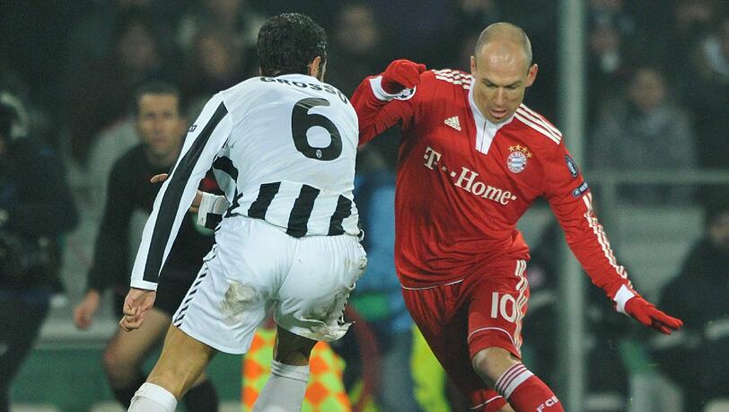 So war's am 9. Dezember 2009: Arjen Robben (r) im Zweikampf mit Juves Fabio Grosso. Am Ende gewann der FC Bayern München in Turin mit 4:1. So war's am 9. Dezember 2009: Arjen Robben (r) im Zweikampf mit Juves Fabio Grosso. Am Ende gewann der FC Bayern München in Turin mit 4:1.