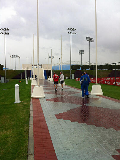 Der Weg zum trainingsgelände ist nass vom Regen.