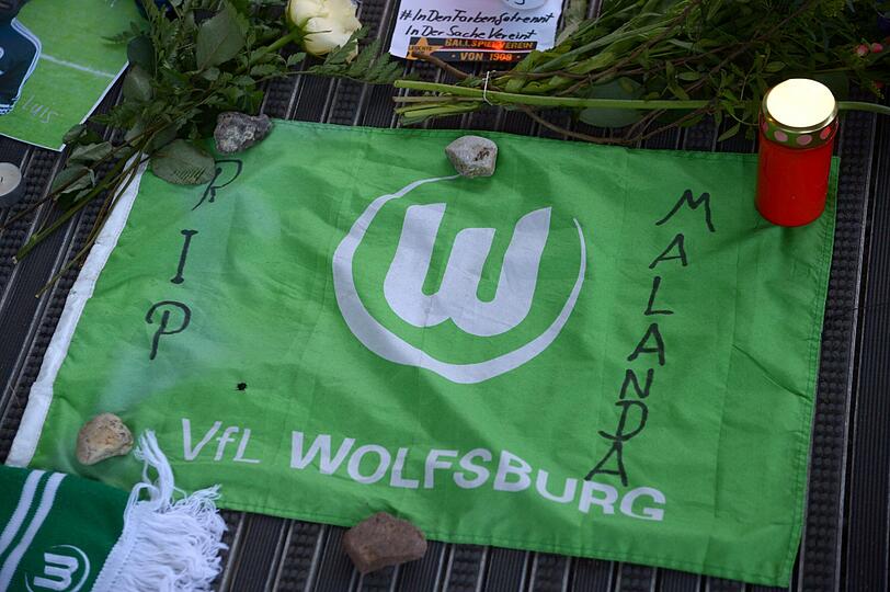 Trauer und Fassungslosigkeit: Kerzen für Junior Malanda. Der VfL Wolfsburg ist geschockt und muss evtl. das Trainingslager absagen.