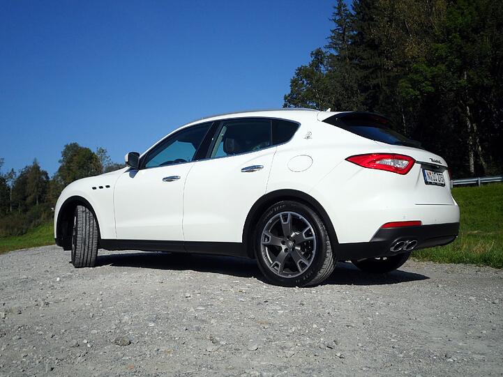Unter die schräg abfallende Heckklappe des Maserati Levante passen mindestens 580 Liter Gepäck.