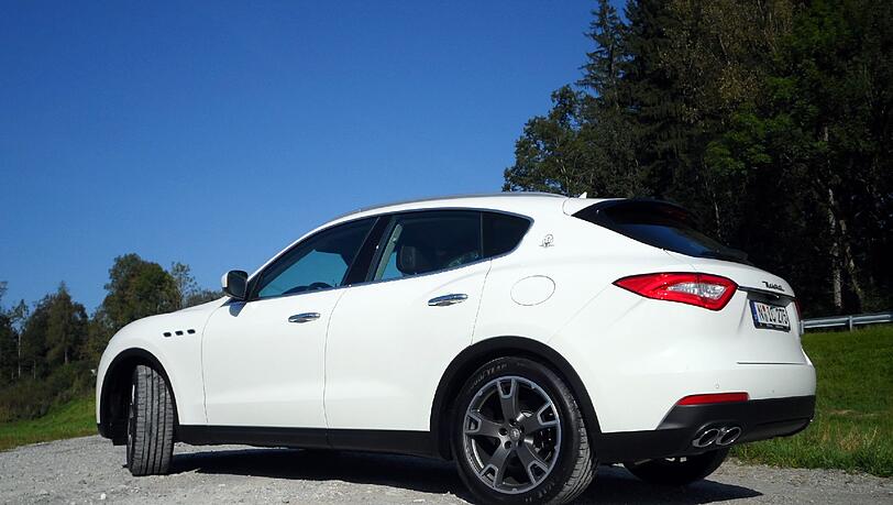 Unter die schräg abfallende Heckklappe des Maserati Levante passen mindestens 580 Liter Gepäck. Unter die schräg abfallende Heckklappe des Maserati Levante passen mindestens 580 Liter Gepäck.