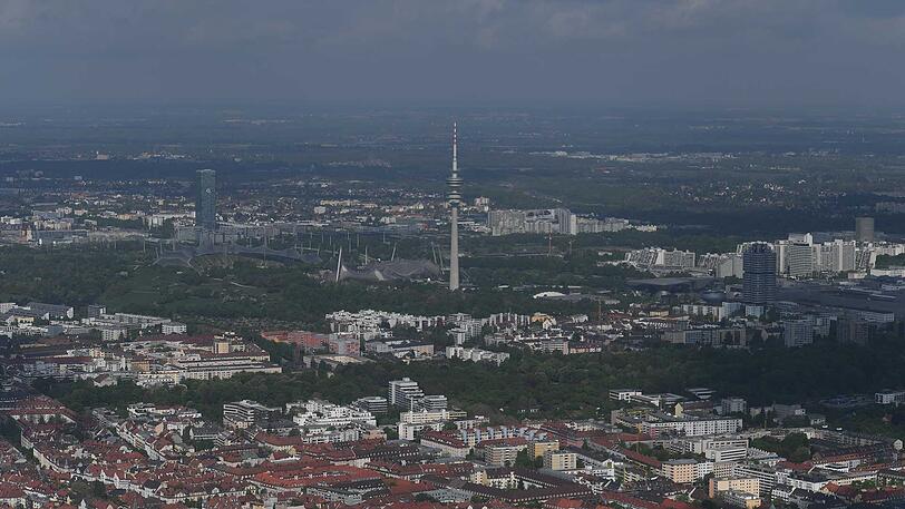 Ensemble im Nordwesten: Olympiaturm, Olympiapark und Uptown-Hochhaus. Rechts der BMW-Vierzylinder.