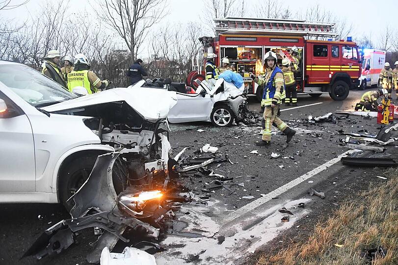 Auf der B471 bei Garching ist am Donnerstag ein Auto in den Gegenverkehr geraten und mit einem entgegenkommenden Auto kollidiert.