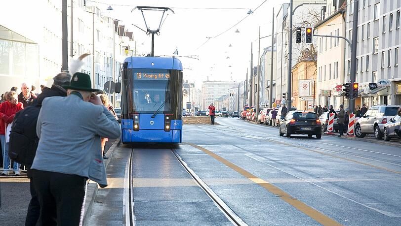 Die Tram fährt jetzt bis Pasing, im öffentlichen Nahverkehr im Münchner Westen sind trotzdem nicht alle Probleme gelöst. Die Tram fährt jetzt bis Pasing, im öffentlichen Nahverkehr im Münchner Westen sind trotzdem nicht alle Probleme gelöst.