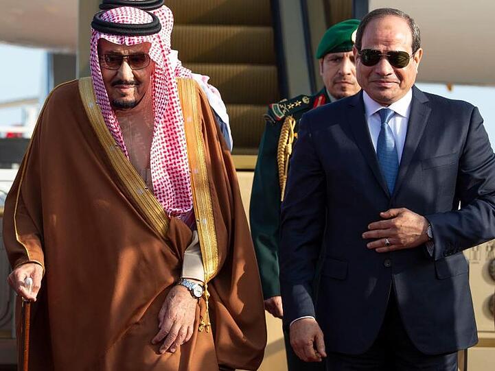 Vor Beginn des Gipfels begrüßt Abdel Fattah al-Sisi (r), Präsident von Ägypten, König Salman von Saudi-Arabien.