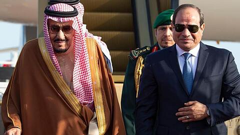 Vor Beginn des Gipfels begrüßt Abdel Fattah al-Sisi (r), Präsident von Ägypten, König Salman von Saudi-Arabien.