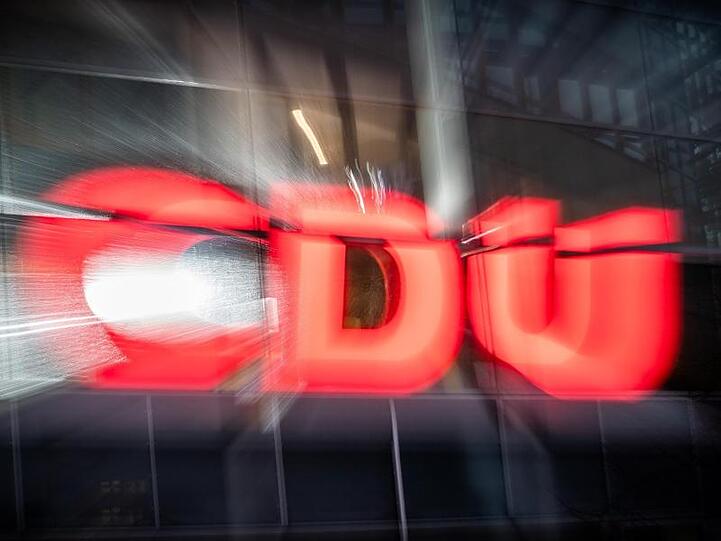 Das CDU-Logo prangt an der Parteizentrale, dem Konrad-Adenauer-Haus, in Berlin.