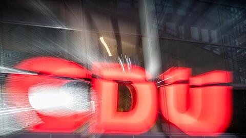 Das CDU-Logo prangt an der Parteizentrale, dem Konrad-Adenauer-Haus, in Berlin.