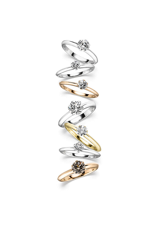 "Fridrich Solitäre“ aus dem hauseigenen Goldschmiede-Atelier Fridrich. "Fridrich Solitäre“ aus dem hauseigenen Goldschmiede-Atelier Fridrich.