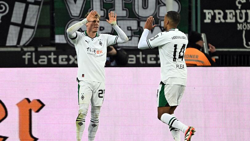 Borussia Mönchengladbach um Torschütze Robin Hack (l) hat dem VfB Stuttgart einen Dämpfer zum Jahresanfang verpasst.