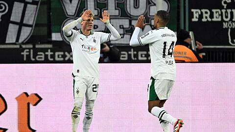 Borussia Mönchengladbach um Torschütze Robin Hack (l) hat dem VfB Stuttgart einen Dämpfer zum Jahresanfang verpasst.