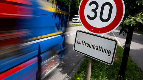 Seit Längerem herrscht Tempo 30 auf der stark belasteten Landshuter Allee in München. Das bleibt auch so.