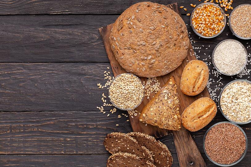 Dass Vollkornprodukte gesünder sind als Weißmehlerzeugnisse, wissen wir alle. Aber wieso eigentlich? Vollkornbrot, -reis oder -pasta enthält viele Ballaststoffe, Vitamine, Mineralstoffe und sekundäre Pflanzenstoffe. Durch die Ballaststoffe machen Vollkornprodukte länger satt als seine weißen Pendants. Vollkorn ist die bessere Wahl für die Verdauung, aber auch für Herz, Kreislauf und Blutzucker. Dass Vollkornprodukte gesünder sind als Weißmehlerzeugnisse, wissen wir alle. Aber wieso eigentlich? Vollkornbrot, -reis oder -pasta enthält viele Ballaststoffe, Vitamine, Mineralstoffe und sekundäre Pflanzenstoffe. Durch die Ballaststoffe machen Vollkornprodukte länger satt als seine weißen Pendants. Vollkorn ist die bessere Wahl für die Verdauung, aber auch für Herz, Kreislauf und Blutzucker.