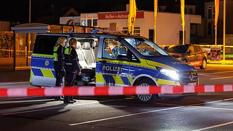 An einem Parkplatz in Bielefeld fallen Sch&uuml;sse, drei Menschen kommen mit Schussverletzungen ins Krankenhaus.