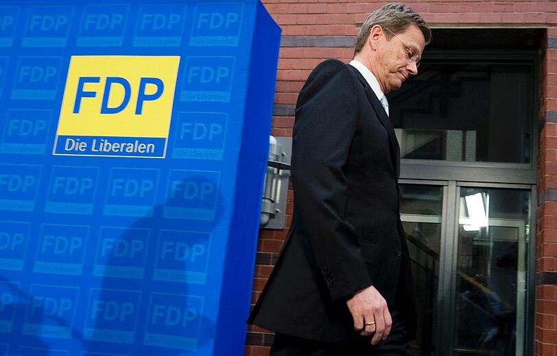 Am 3. April 2011 kündigt Westerwelle an, den Parteivorsitz der FDP abzugeben. Dem waren mehrere Wahldebakel bei Landtagswahlen vorausgegangen.