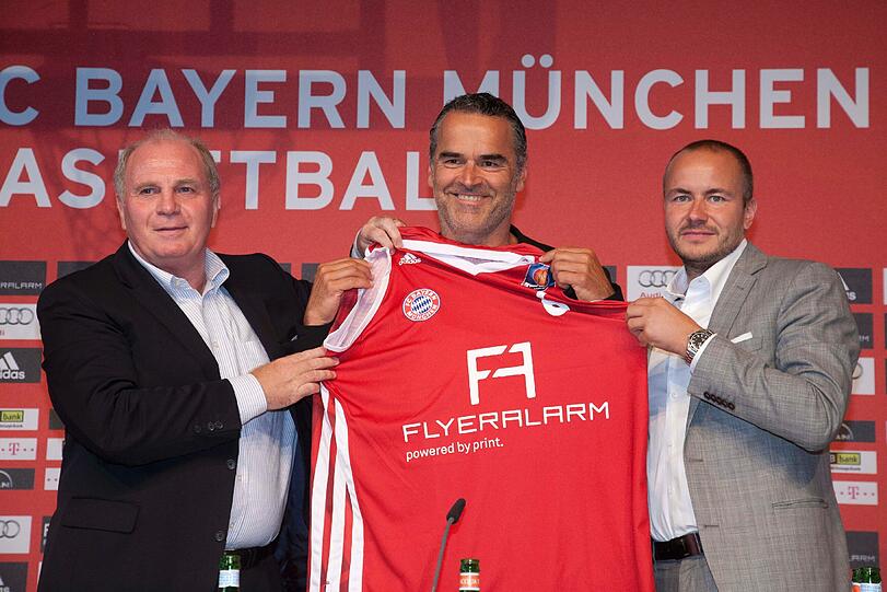 Präsident Uli Hoeneß, Trainer Dirk Bauermann und Thorsten Fischer (v.l.), Geschäftsführer von Hauptsponsor "Flyeralarm", präsentieren das neue Basketball-Trikot.