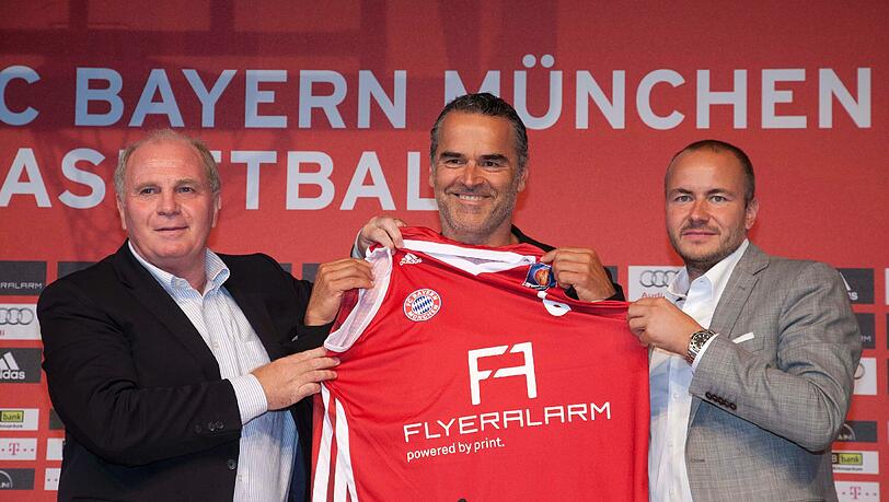Präsident Uli Hoeneß, Trainer Dirk Bauermann und Thorsten Fischer (v.l.), Geschäftsführer von Hauptsponsor "Flyeralarm", präsentieren das neue Basketball-Trikot. Präsident Uli Hoeneß, Trainer Dirk Bauermann und Thorsten Fischer (v.l.), Geschäftsführer von Hauptsponsor "Flyeralarm", präsentieren das neue Basketball-Trikot.