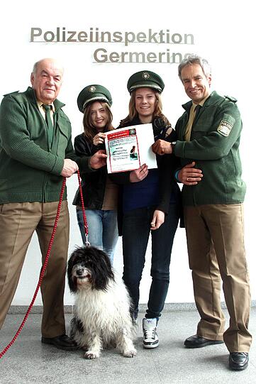 Jagd auf den Hundehasser! Die Germeringer Polizei und die beiden Praktikantinnen Alexandra und Sarah haben ein Plakat entworfen, das Hundebesitzer warnen soll.
