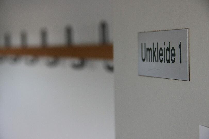 Ausnahmezustand vor Guardiolas erstem Spiel in Weiden: Die AZ war schon da und zeigt in der Bilderstrecke, was die Bayern dort erwartet.