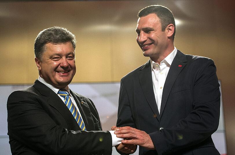 Der neue Staatschef der Ukraine Petro Poroschenko gratuliert Klitschko zum Wahlsieg.