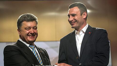 Der neue Staatschef der Ukraine Petro Poroschenko gratuliert Klitschko zum Wahlsieg.