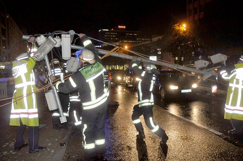 Regen, Sturm, Hagel: Unwetter in München und dem Rest Bayerns sowie in Baden-Württemberg haben Feuerwehr in Polizei in Atem gehalten.